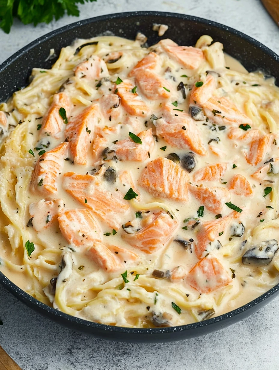 Färdig laxpasta redo att ätas